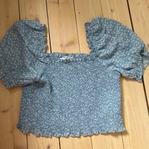 Somrig topp - Jättesöt och somrig topp från nakd🌸 Strl 34, men är stretchig så är även som 36 skulle jag säga☺️Endast använd ett fåtal gånger, som ny