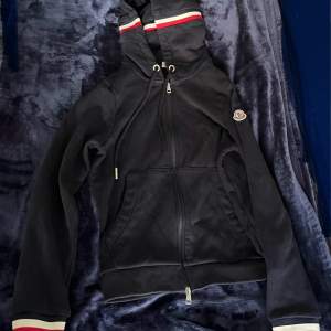 Tja säljer mina två moncler plagg för skitbra pris  Moncler Windbreaker (L) Moncler Zip (S)  Zip passar som S/M och Windbreakern passar som M/L  Pris kan diskuteras även om du vill köpa separat. Kom med frågor!! Scan och NFC funkar