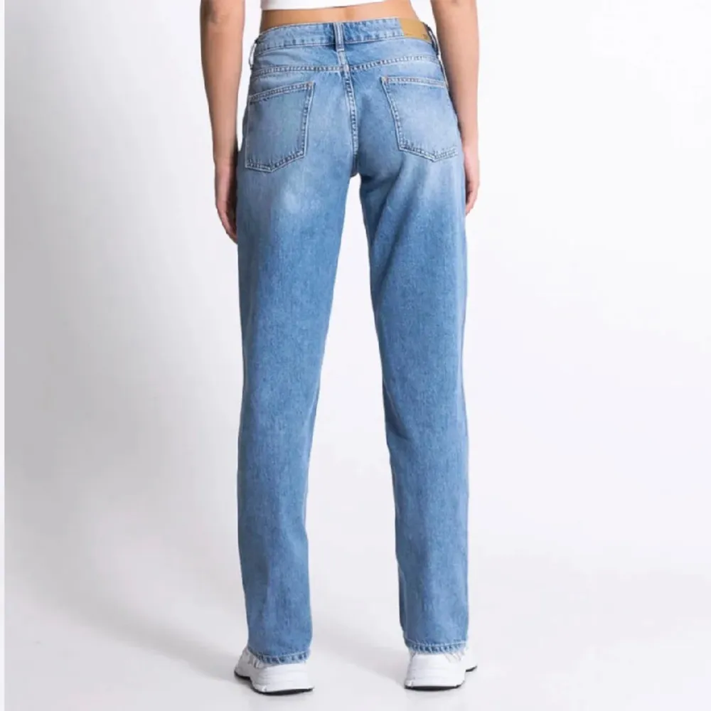 Low waist jeans ifrån lager157 i modellen Icon. Storlek s. Säljer för att dom är för stora. Använt ungefär 3 ggr. Original pris 400💕. Farkut & Housut.