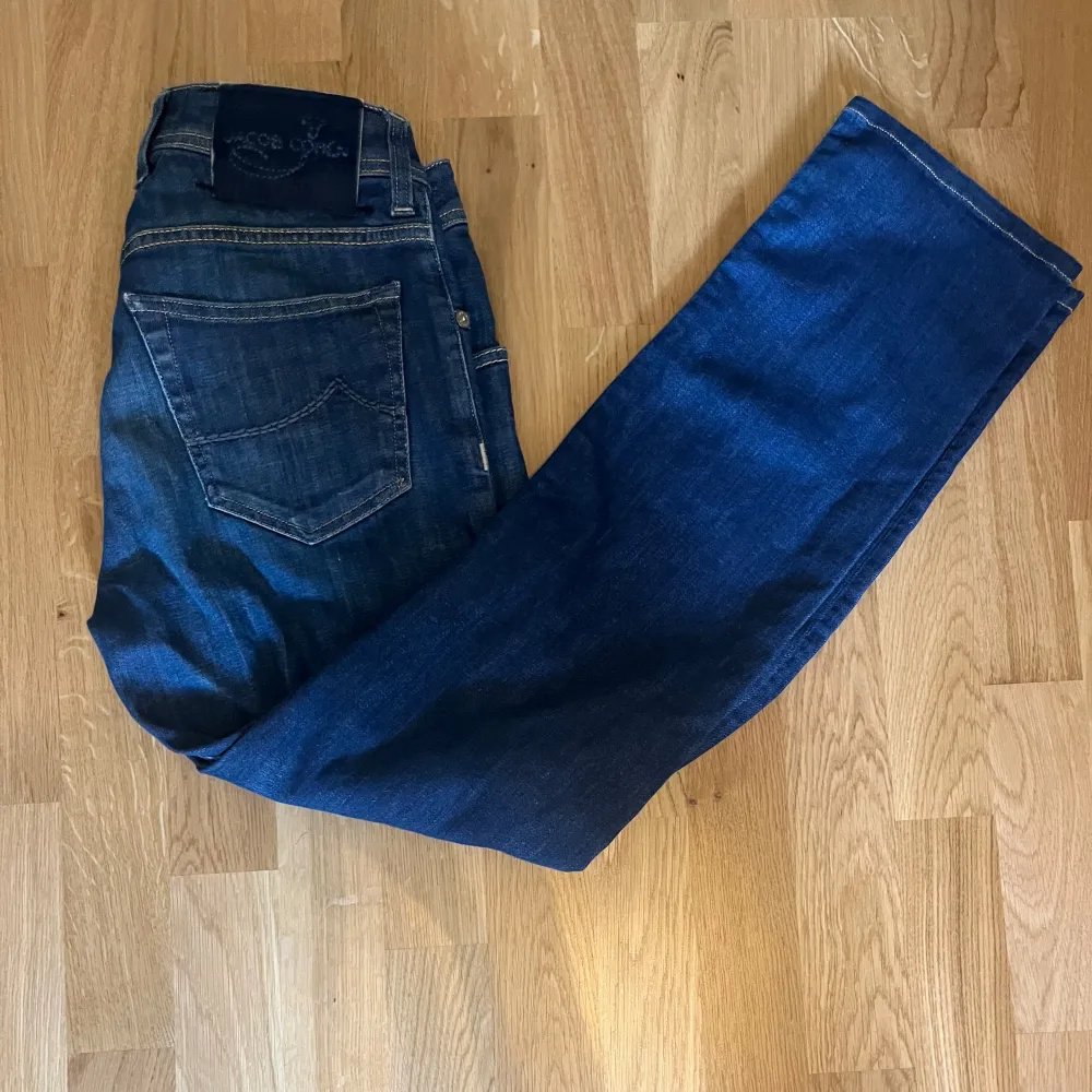 Ett par riktigt feta jacob Cohen jeans i mörkblå färg och storlek 30!🥂jeansen passar dig som är 170+,hör av er vid funderingar🥂mvh V&L closet!. Jeans & Byxor.