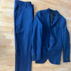  Mörkblå Kostym stl. XS/S - Jack&Jones premium. Fin mörkblå/marinblå kostym i stl XS/S. Byxor är i stl 44. Endast använd 3 gånger. Fint skick!