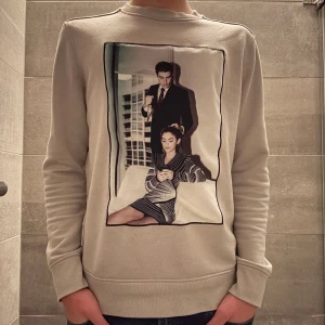 Limitato sweatshirt - Tja! Säljer en Limitato tröja i mycket fint skick. Allt og finns och kan skickas bilder på det. Det kan tyvärr inte medfölja då det är svårt att frakta. Passar dig som är ungefär 170-178. Han på bilden är 175cm lång. Nypris runt 2k.
