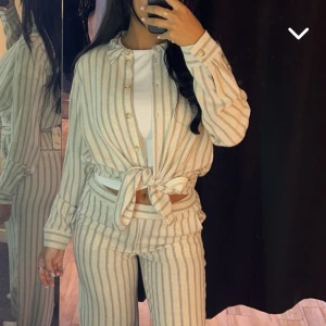 Randigt linne set - Så snyggt linne set som tyvärr inte kommer till användning. Nypris på hela är 1300. Jag säljer för 800 både skjorta o byxor. Skriv för mer bilder! Pris kan diskuteras vid snabb affär 🩷