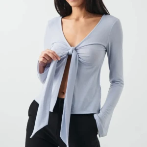 Knytblus  - Säljer denna desgin by si liknande toppen från Gina tricot. I storlek M men skulle säga att den även passar som S🥰🥰🥰🥰