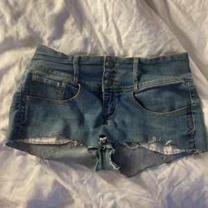 jeans shorts  - low/mid waist, hitta ingen lapp som de stod storleken på men  har xs och dom är stretcha så dom passar upp till M