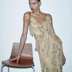 ZARA ormskinnsmönstrad lång klänning.  - Helt ny, med tag. 