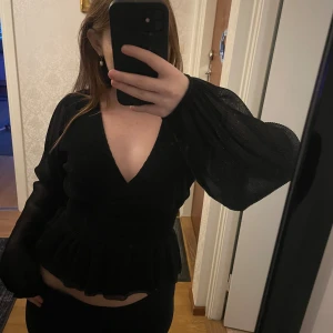 Blus - Supersnygg svart glittrig blus, perfekt till fest  Storlek S