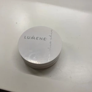 Lumene puder  - Nästan helt oanvänt. Har bara legat i min sminklåda Kommer inte till användning 