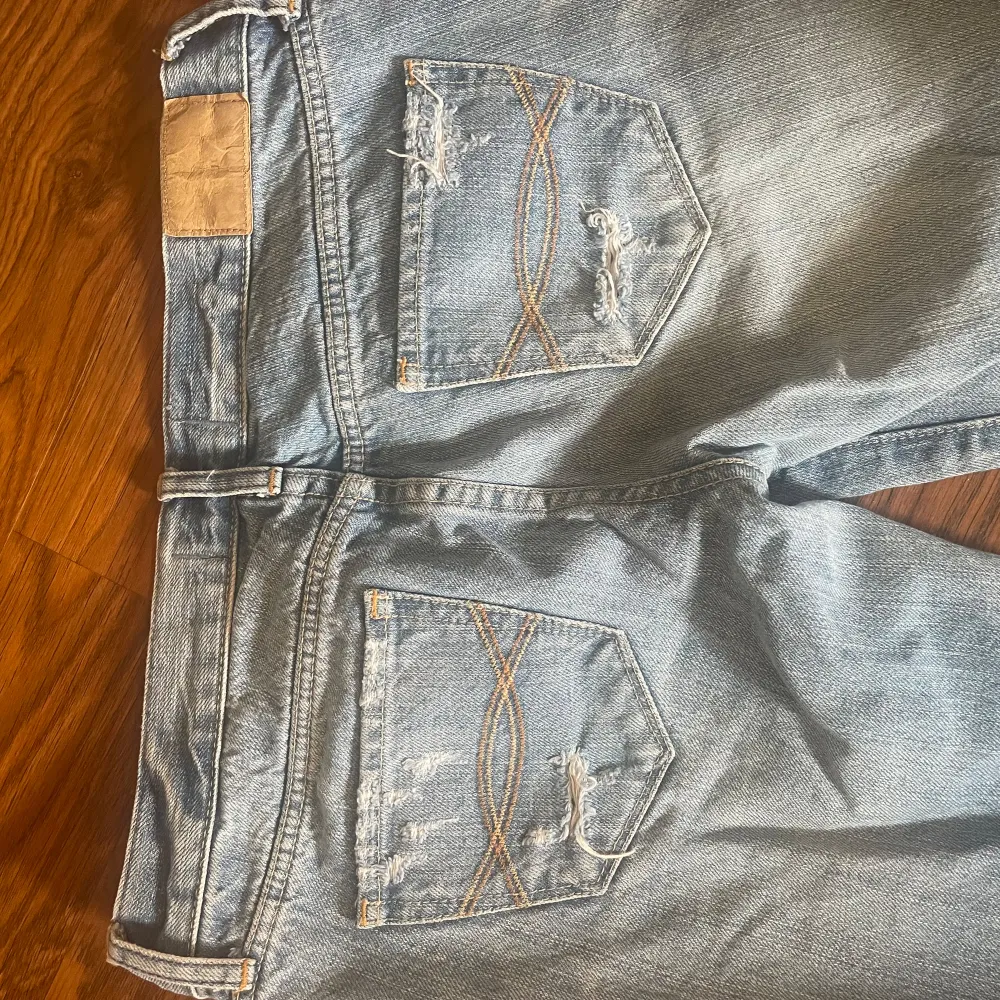 Säljer de här skitsnygga lågmidjade bootcut jeans. De har väldigt många och fina slitningar. De är för små på mig därav säljer jag. Midjemått: 36 innerbenslängd: 74. Skriv gärna frågor om ni har!❤️ HAR BUD PÅ 700!! . Jeans & Byxor.