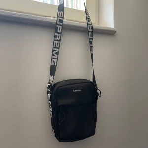 Supreme shoulderbag - Fet axelväska som tyvärr  mest fått stå och samlat damm i garderoben.  Äkta såklart One size Trades e alltid intressant  