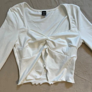 Topp - Superfin vit topp som liknar design by si tröjorna, i storlek Xs och är aldrig använd bara testad, jätteskönt material med fina detaljer💕