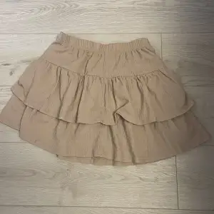 Säljer denna fina kjolen i nyskick då den aldrig kommit till användning! Prislappen är inte kvar, men kjolen har aldrig varit använd innan. Storlek S i en beige färg. Skriv gärna om du har frågor och/eller vill ha fler bilder!❤️