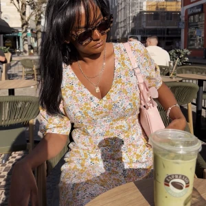 Blommig långklänning  - Mestadels gulblommig långklänning. Använd ett fåtal gånger. Superfin verkligen men passar inte mig längre. v-ringad med slits på benet. Sitter tight men med lite stretch i materialet. Originalpris 699/799 minns inte helt 