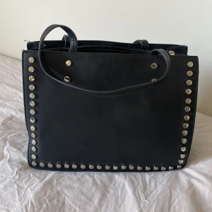 Väska - Säljer nu min jättefina väska som tyvärr inte kommer till någon användning längre. Inga defekter alls och bara att höra av sig för fler bilder💙💙