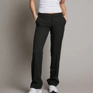 Lågmidjade kostymbyxor - Lågmidjade kostymbyxor i bra skick från bikbok. Säljer för de är lite för korta för mig som är 172cm. Har en liten uppskrapning längst ner på benet men inget man tänker på, de köptes för 499 jag säljer för 299