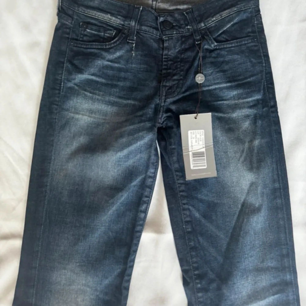 Helt nya Bootcut jeans från 7 for all mankind, med prislappen kvar! I nyskick och aldrig använda. Har en liten skada men går enkelt att fixa (bild 3) Skriv för fler bilder!. Jeans & Byxor.