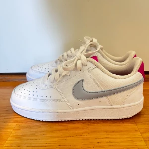 Nike sneakers - Nike sneakers med blå och rosa detaljer, använda 1 gång