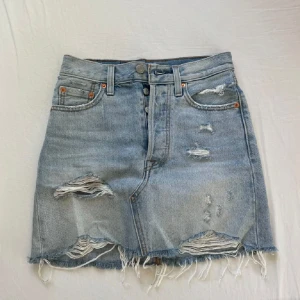 Jeanskjol - Jeanskjol från Levi’s som inte längre finns att köpa. Säljer då den inte kommer till användning💕Ordinarie pris på Levi’s  jeanskjolar runt 700kr