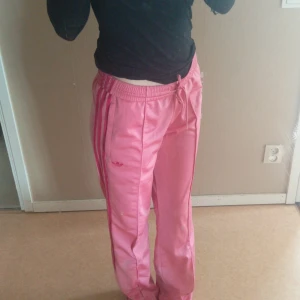 Rosa adidasbyxor  - nyskick har använts fåtal gånger. Original pris 679 kr.