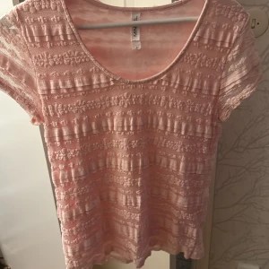 Rosa spetströja - Så himla söt spetströja!! Köpt secondhand så väldigt unik❤️ strl s