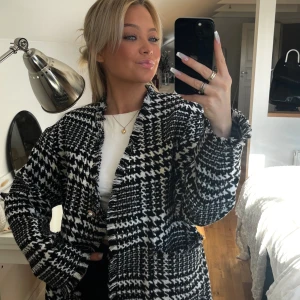 Stockh Lm Kappa - Säljer denna snygga korta kappa  från Stockh Lm. I nyskick🌸