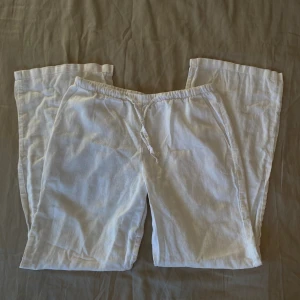 Linnebyxor  - Vita linnebyxor från Gina Tricot perfekta nu för sommaren! Knappt använda då jag har ett par andra, inga defekter! Säljer min systers också som är i exakt samma storlek (146/152), köper man båda kan man få dom för 350☺️