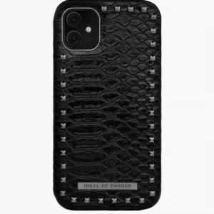 Ideal of Sweden mobilskal - Helt oanvänt mobilskal från ideal of Sweden, iPhone 11. Svart mobilskal med silvernitar. Nypris 599kr, säljer för 200kr +frakt