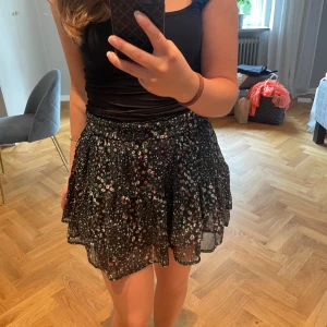 Blommig kjol - Blommig söt kjol, den är högmidjad men det går att vika ner så den blir mer lågmidjad, i nyskick!🥰