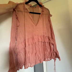 Rosa blus - Så fin rosa blus från zara som man knyter längst ut💕💕 använd vid ett tillfälle🤍