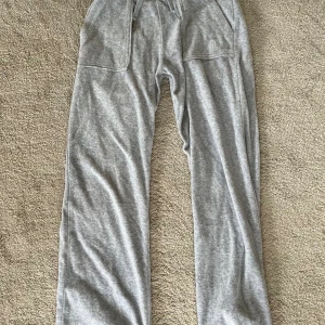 Grå juicy couture byxor - Säljer gråa juicy byxor i bra skick. De är i st 10-11 år  (Tvättas innan jag skickar)