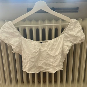 Vit topp - Vit topp från hm i storlek s 