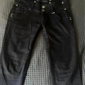Lågmidjade jeans från Gina  - Säljer mina jeans från Gina då de är för stora. Som i nyskick 