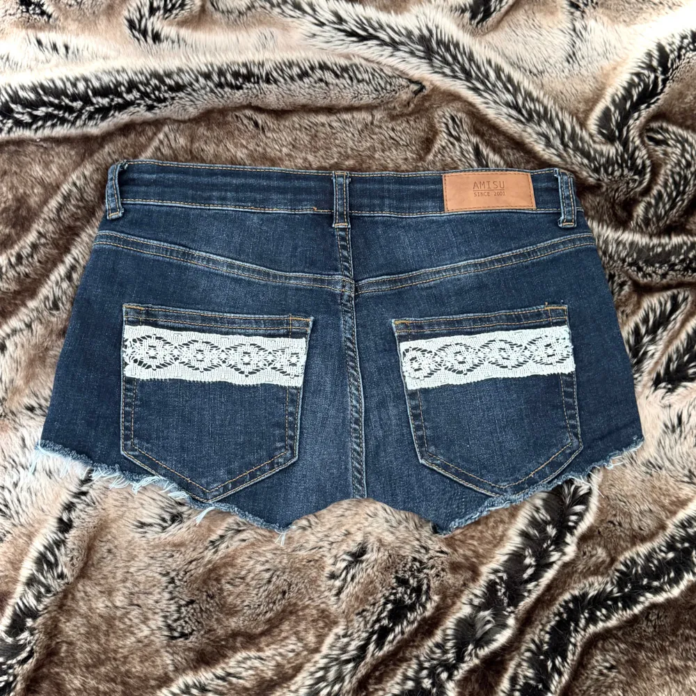 midja: 76 🤍 uppcyklade lågmidjade jeansshorts 🤍 jag är 171cm & stl S/36/28 för referens 🤍 läs POLICY & FRAKT (i gillade inlägg) innan du skriver 🤍 använd gärna ”Köp” 🤍  . Shorts.