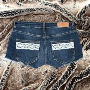 reworked shorts  - midja: 76 🤍 uppcyklade lågmidjade jeansshorts 🤍 jag är 171cm & stl S/36/28 för referens 🤍 läs POLICY & FRAKT (i gillade inlägg) innan du skriver 🤍 använd gärna ”Köp” 🤍  