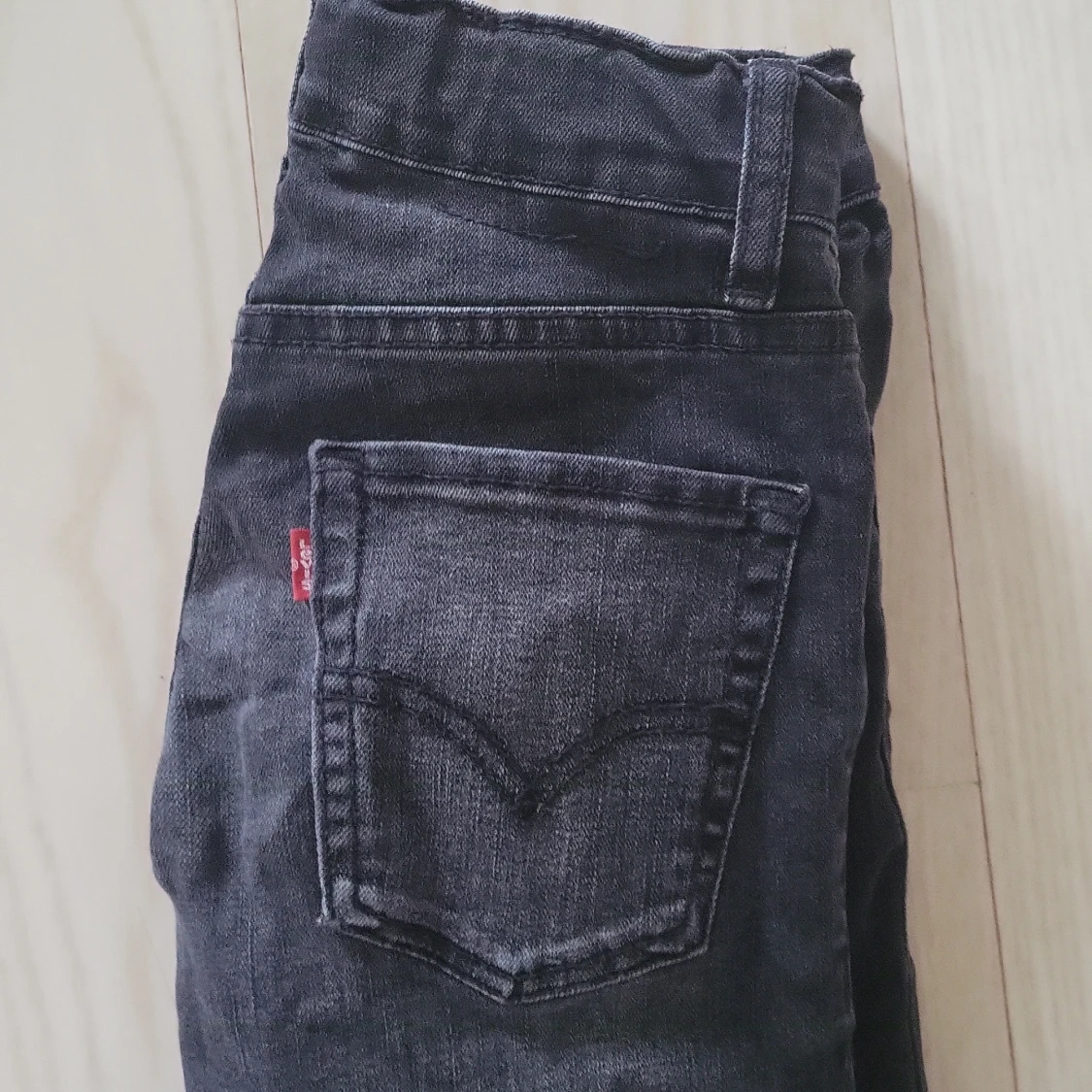 Jag säljer jeans från Levis som har blivit använd en gång! Byxorna är jätte fina !!! - 91