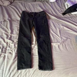 Slim jeans  - Ett par svarta slim jeans, passar dig som är mellan 11-13 år typ. De är lagom använda och dom är inte sönder någon stans