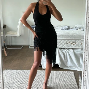 Hanna Schönberg x NAKD kjol - En super fin kjol med volanger från Hanna Schönbergs gamla kollektion med NAKD. Kvaliten på den är super!! Sliten vid benet ger kjolen en extra touch och SÅ snygg på!!🙌🏼❤️💫