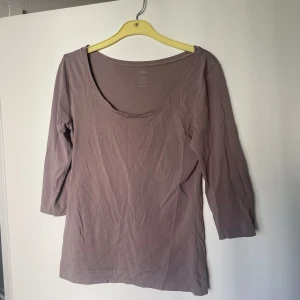 H&M tröja - Fin basic tröja från H&M🫶🏼Lite grå/beige aktig. Storlek 42, men jag skulle säga M/L