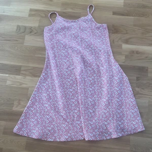 Rosa barnklänning  - Rosa klänning ifrån lager 157 i storlek 160.