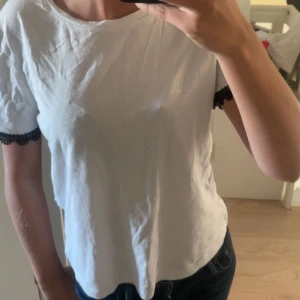 Fin t-shirt - En fin t-shirt men spets på kanten 