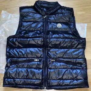 Moncler väst storlek M Helt ny  - Hej! Säljer en helt ny moncler väst som är bara testat! Den är med original påse! Storlek:M Pris:3000! Priset går att diskutera!... Visa mer