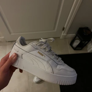 Vita Puma skor/sneakers - Tja! Säljer ett par vita puma skor åt tjejen då de inte riktigt kommit till användning, knappt använda men finns väck i lädret, storlek 37 men sitter som 36 (säger hon), hör av er vid frågor! Mvh Ludde