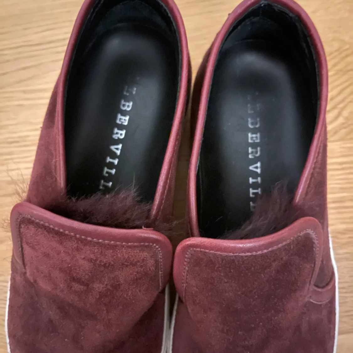 Vinröda skor utan snöre - 91