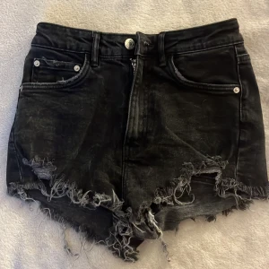 Jeansshorts  - Svarta jeansshorts från zara. Knappast använda, inga fläckar eller sönder nånstans. Skriv privat för fler frågor 💕