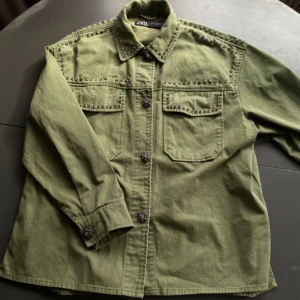 Jätte snygg vår jacka från zara. Säljer på grund av att den inte kommer till användning. Storlek xs men passar även s,m - Vår jacka grön overzize snygg fin knappar 