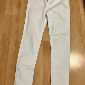 Jeans i vit färg och skinny form. Storlek 36 eller S