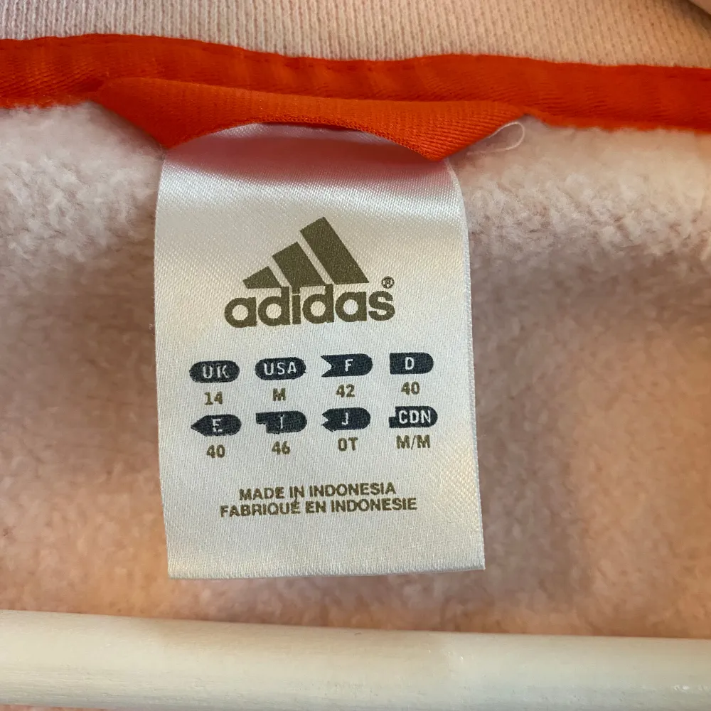Supersnygg och mysig Adidas zip tröja💕 har en liten fläck som knappt syns💗. Hoodies.