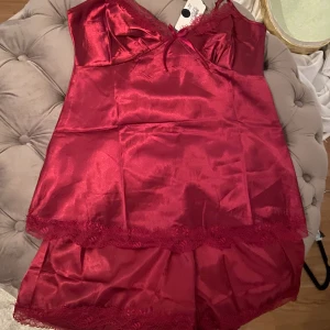 Satin pyjamas✨ - Satin pjyamas sätt från Mïssay, aldrig använd och  har prislapp kvar