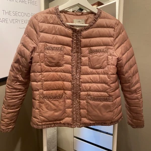 Cardigen från masimodutti   - Moncler likande cardigen, använt ett få tal gånger.  Jackan är i en underbar rosa/beige färg Kom privat för mer information och bilder  Jackan är i barnstorlek 13-14 vilket motsvarar xs🥰 (Pris går att diskutera vid snabba köp)