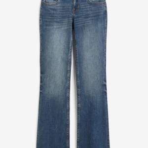 Säljer dessa lågmidjade jeans me fickor ifrån H&M helt slutsålda i den storleken,kommer inte till användning. Helt nya utan lapp. Nypris 250